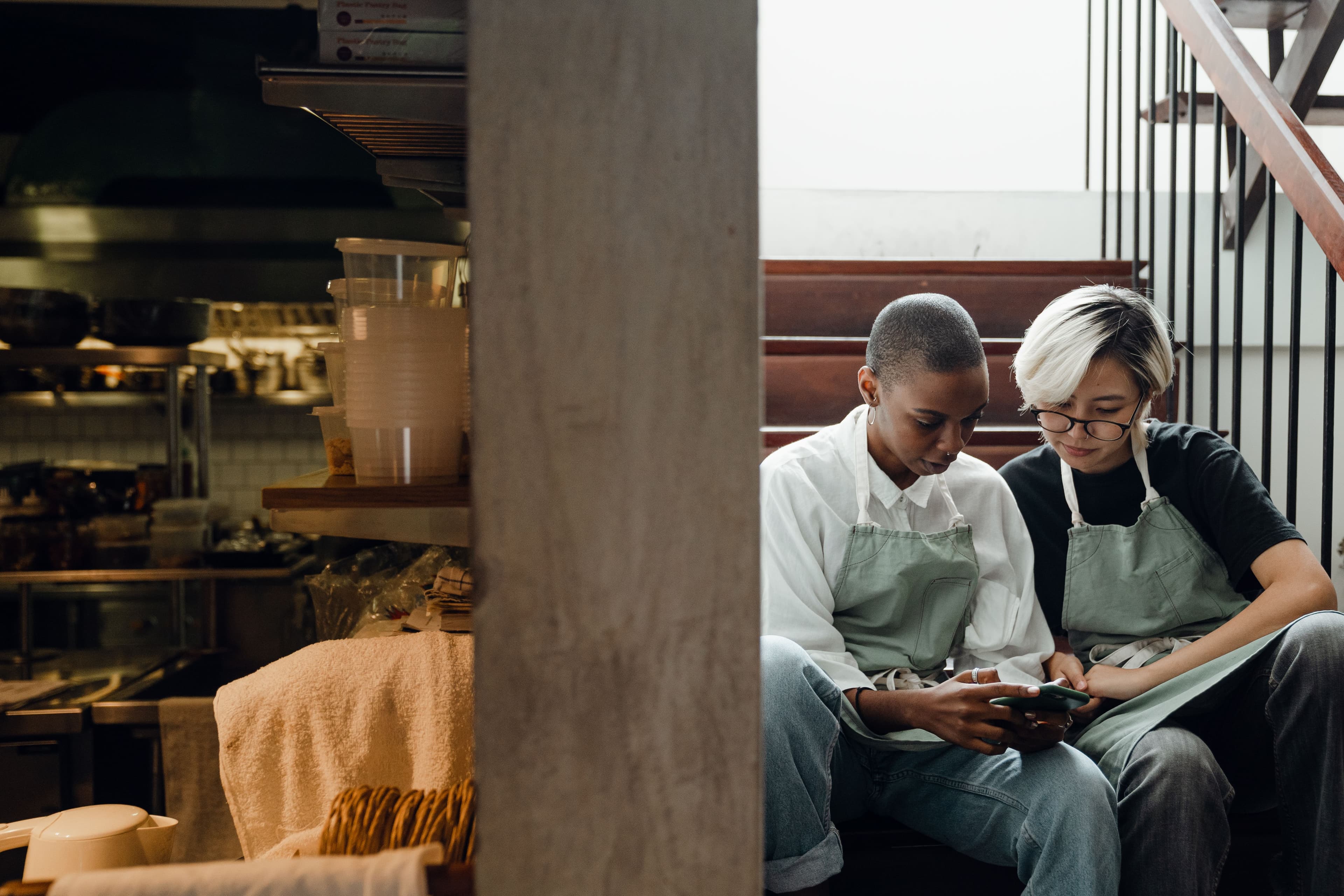Timesheet app checklist for hospitality: GPS, breaks, awards, approvals